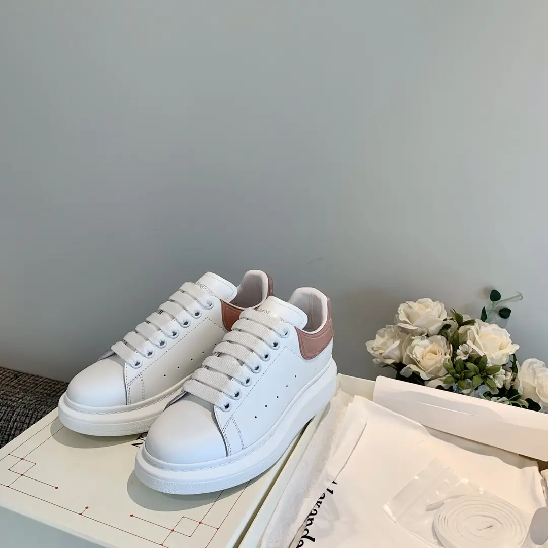 Alexander McQueen Little white shoes in White