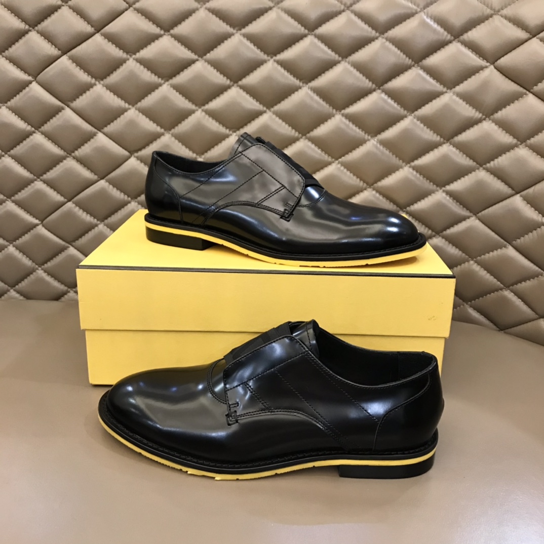 Fendi Dress Shoe leather loafers in Black