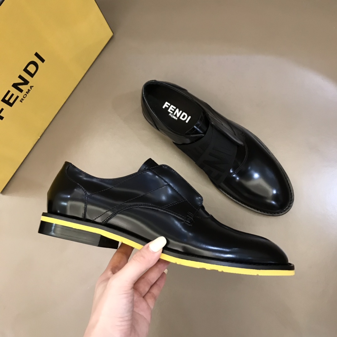 Fendi Dress Shoe leather loafers in Black