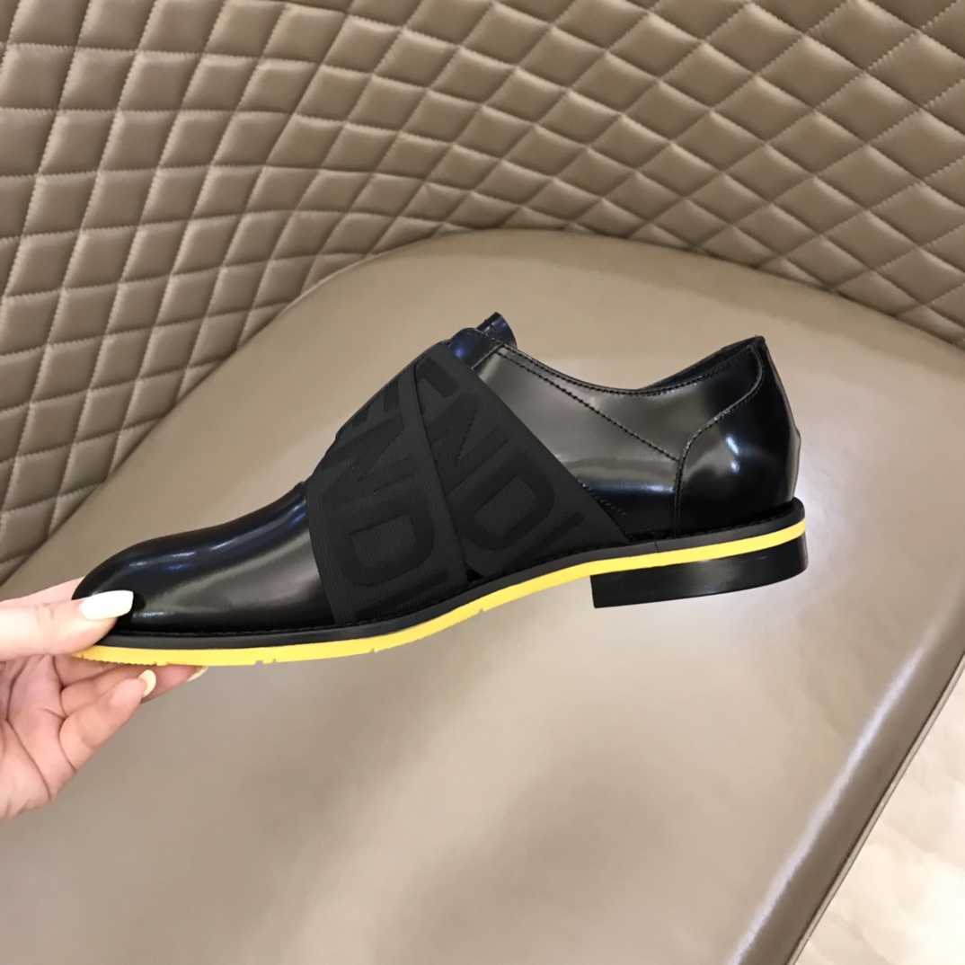 Fendi Dress Shoe leather loafers in Black