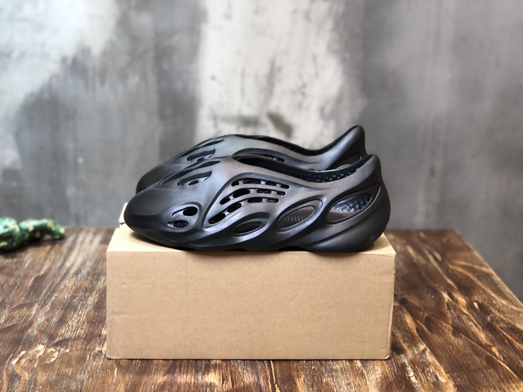 Yeezy Sneaker Foam Runner in Black
