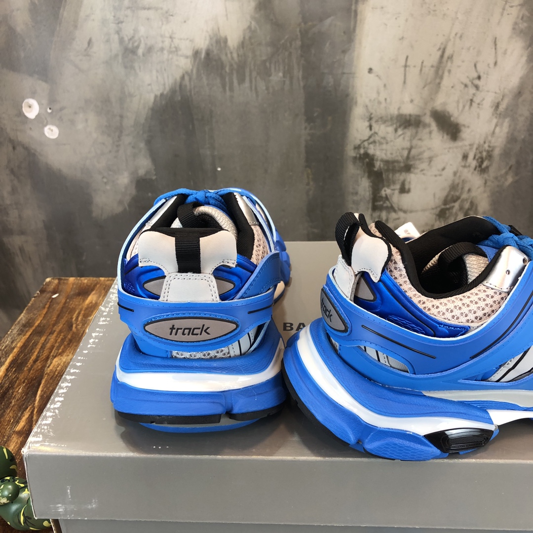 Balenciaga Triple S retro Clunky Sneakers in Blue