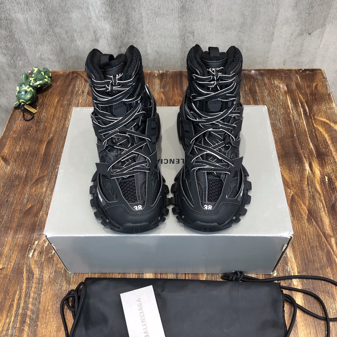 Balenciaga Triple S retro Clunky Sneakers in Black