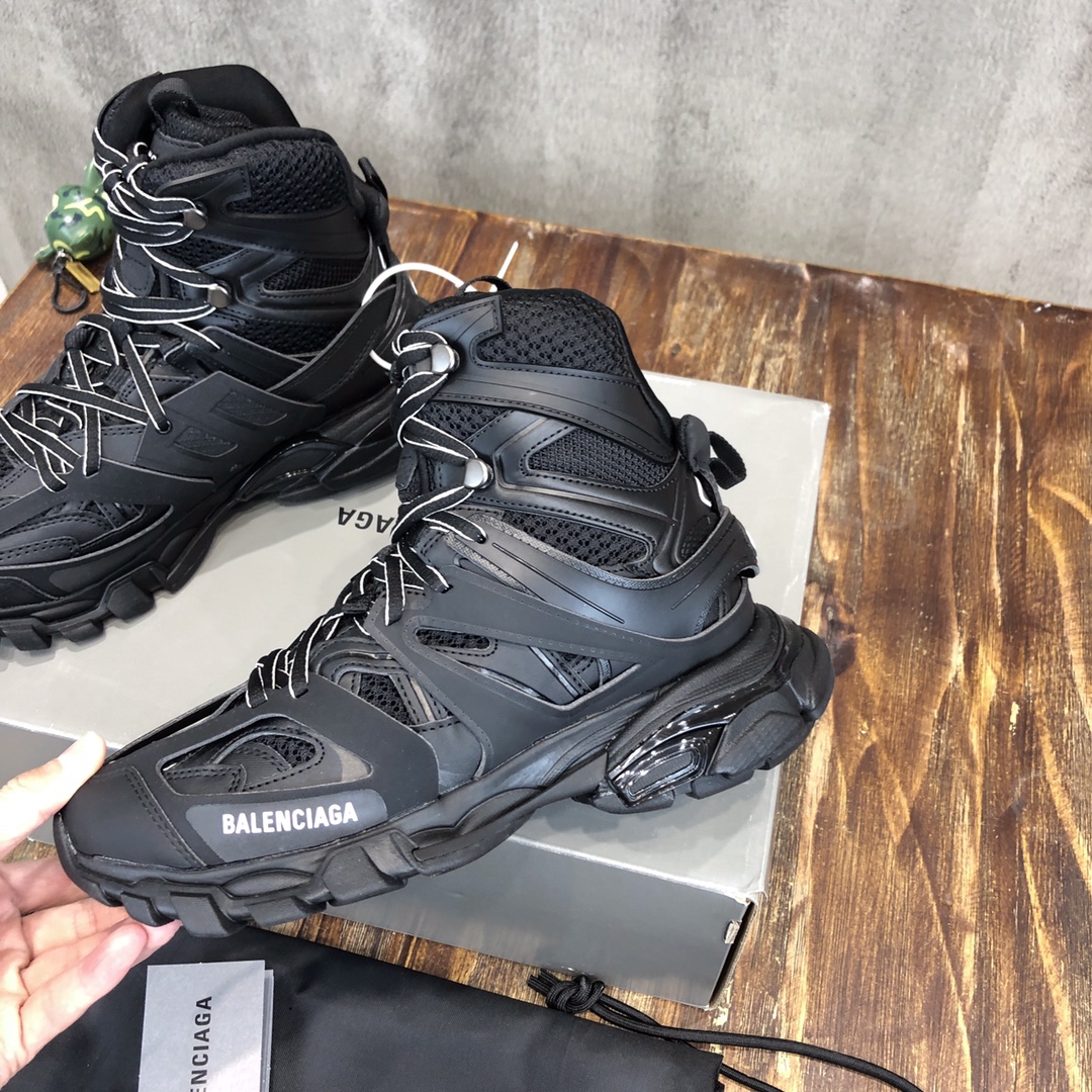 Balenciaga Triple S retro Clunky Sneakers in Black