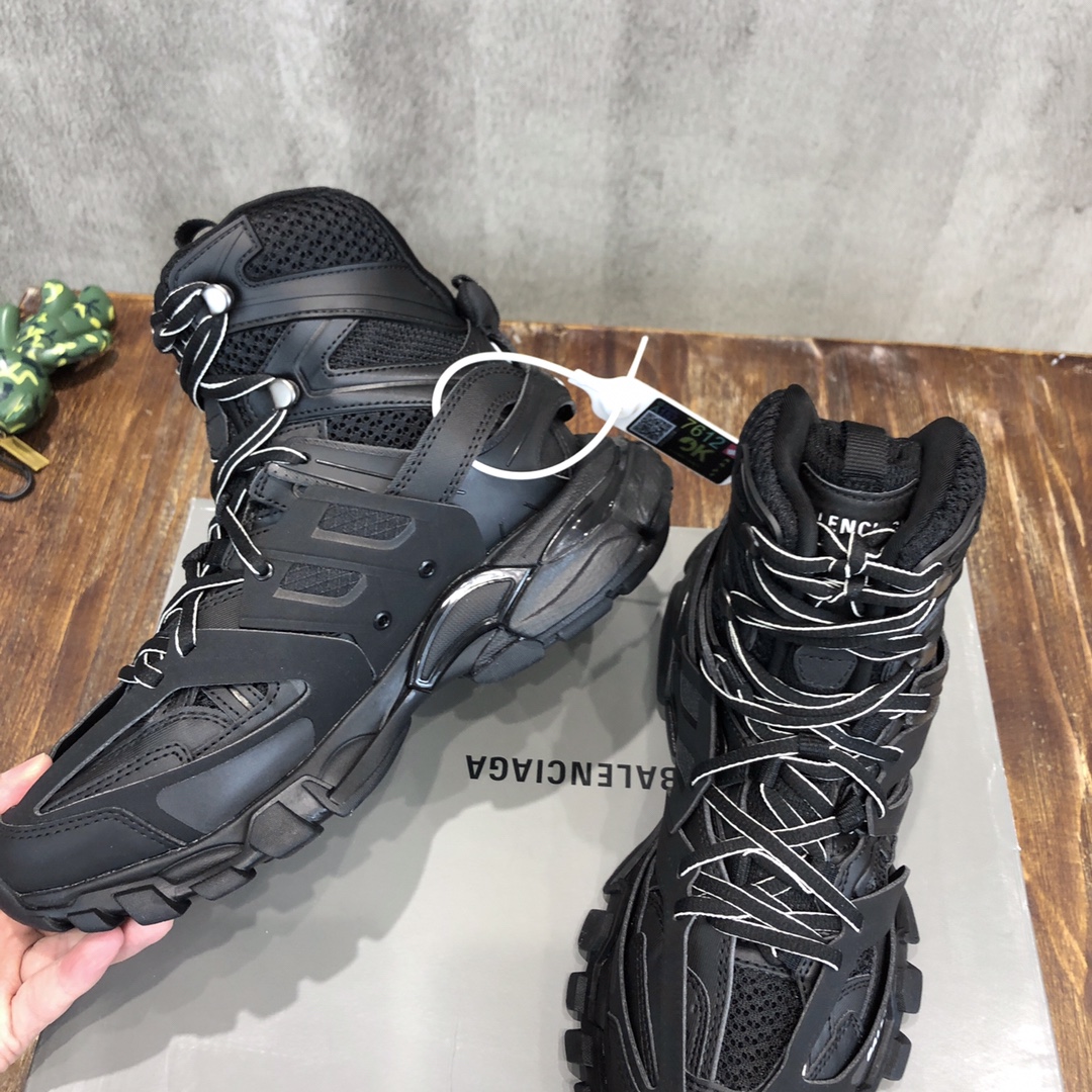 Balenciaga Triple S retro Clunky Sneakers in Black