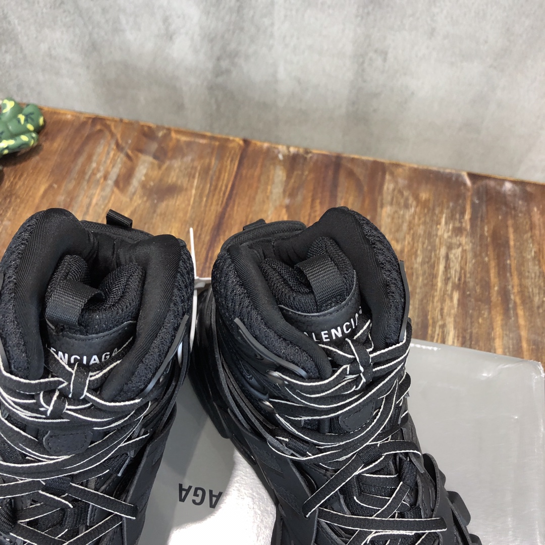 Balenciaga Triple S retro Clunky Sneakers in Black