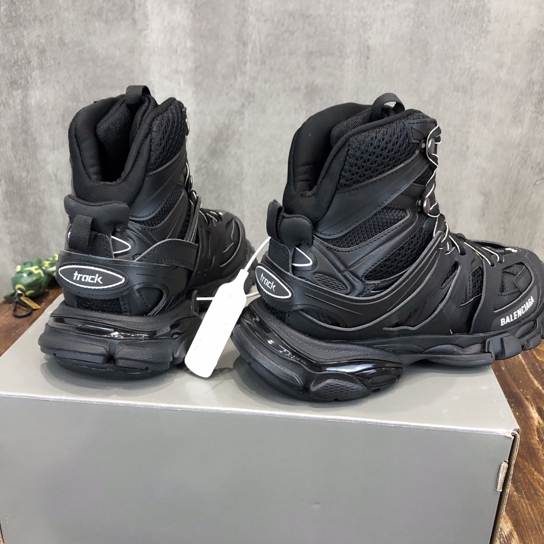 Balenciaga Triple S retro Clunky Sneakers in Black