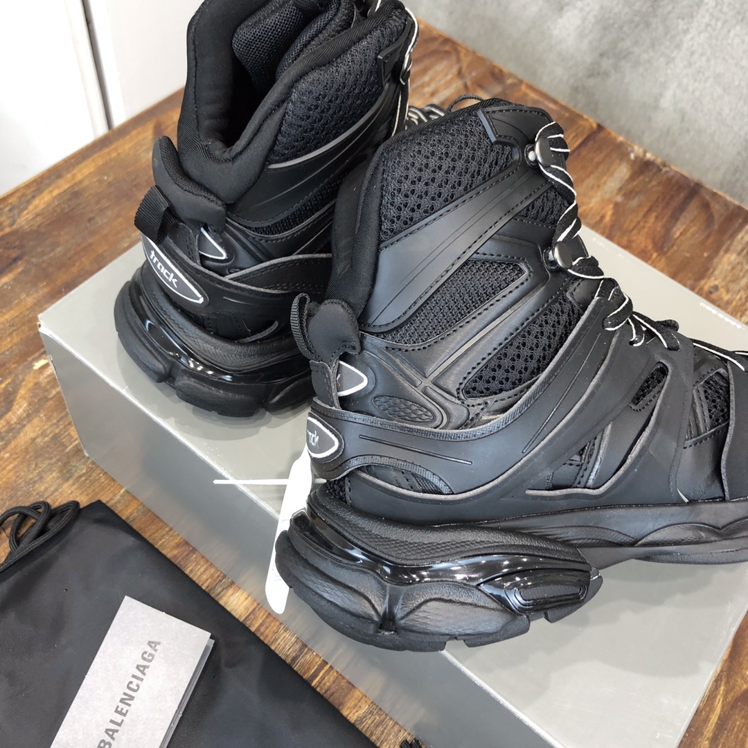 Balenciaga Triple S retro Clunky Sneakers in Black