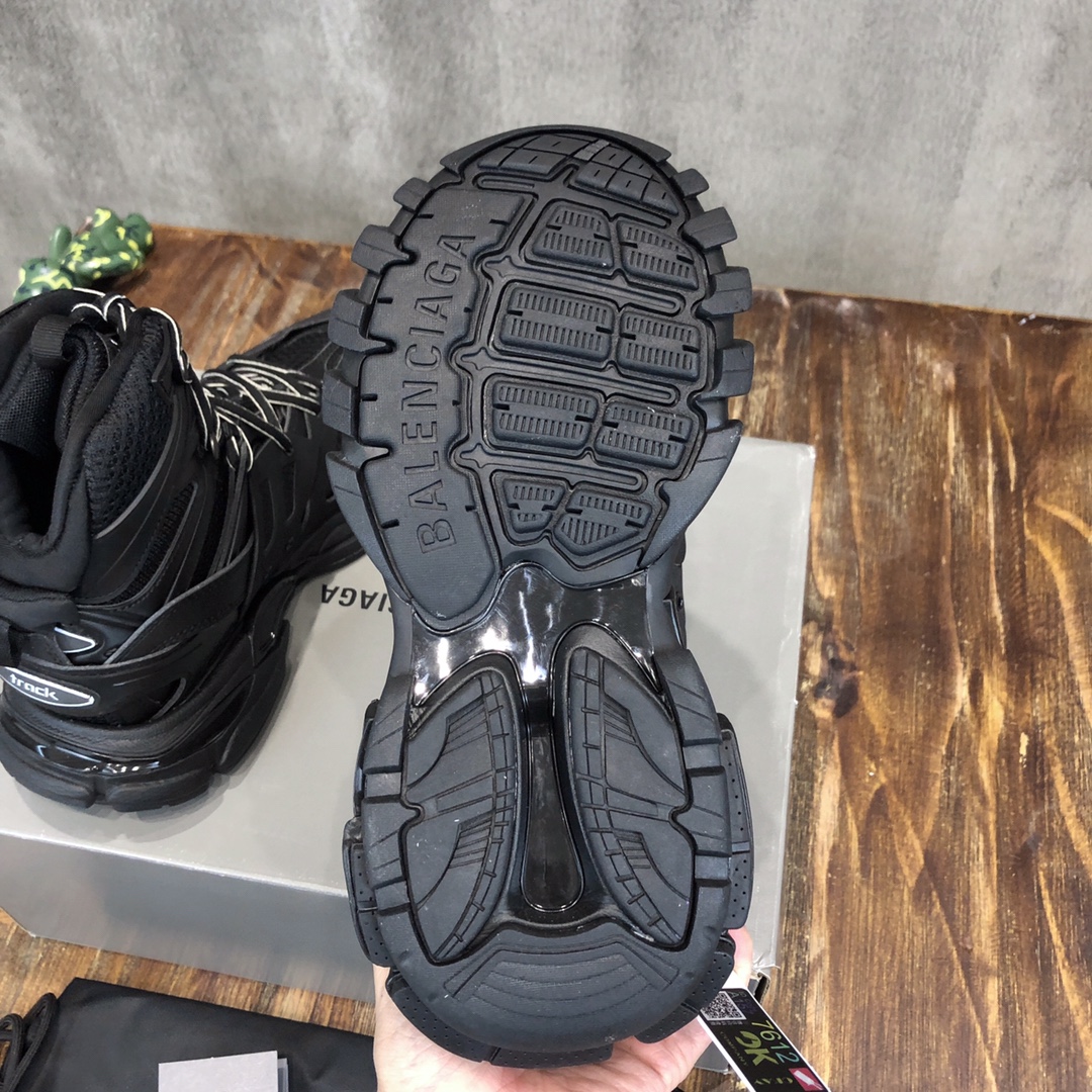 Balenciaga Triple S retro Clunky Sneakers in Black