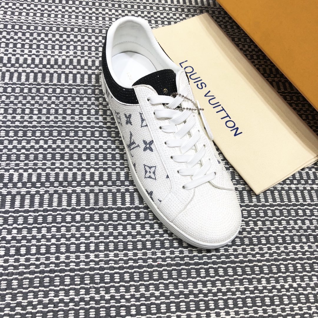 Louis Vuitton High Quality Sneakers White and masonry Monogram embellishment with white sole MS021101