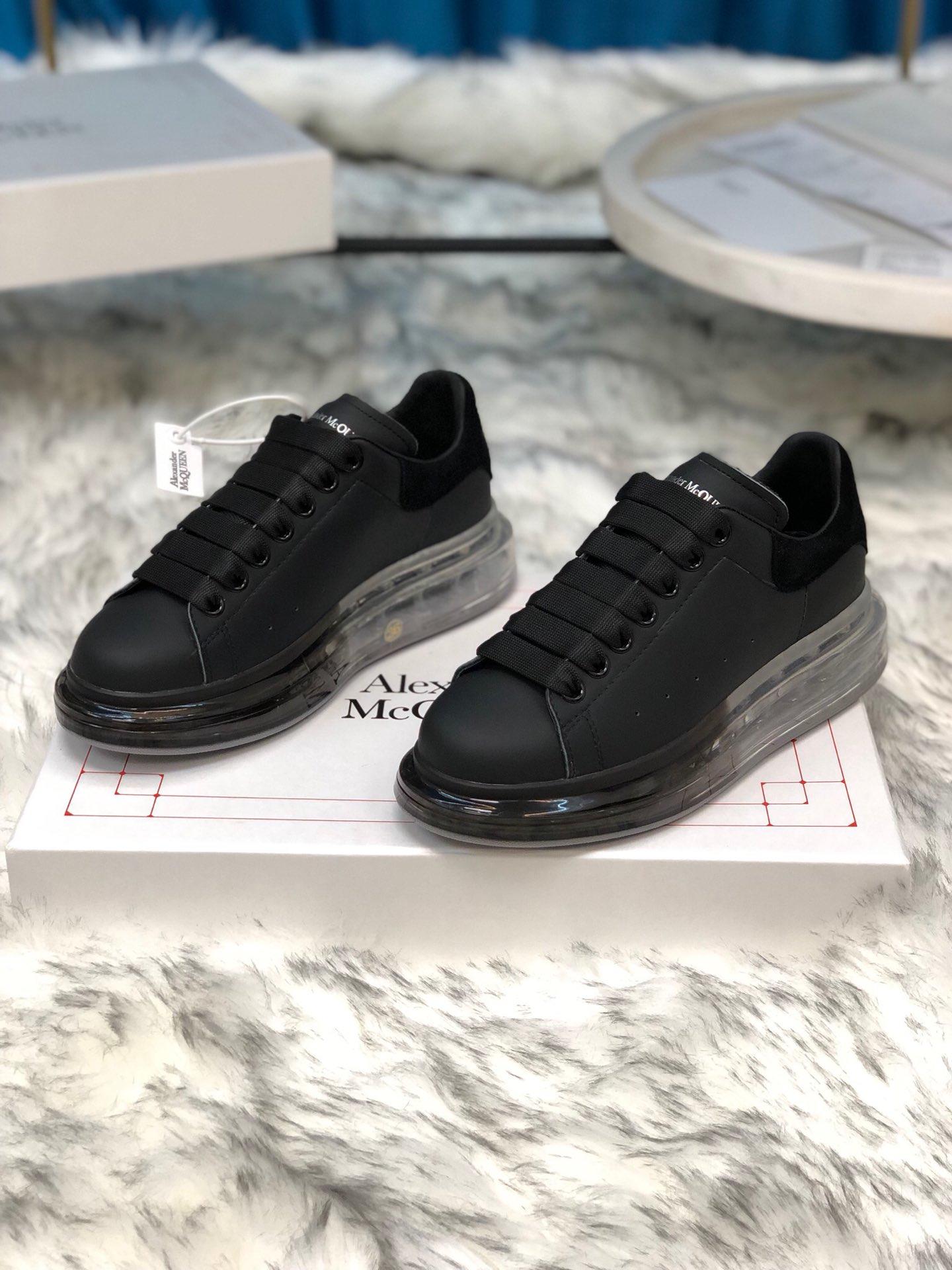 Alexander McQueen Fahion Sneaker Black and black suede heel with transparent sole MS100017