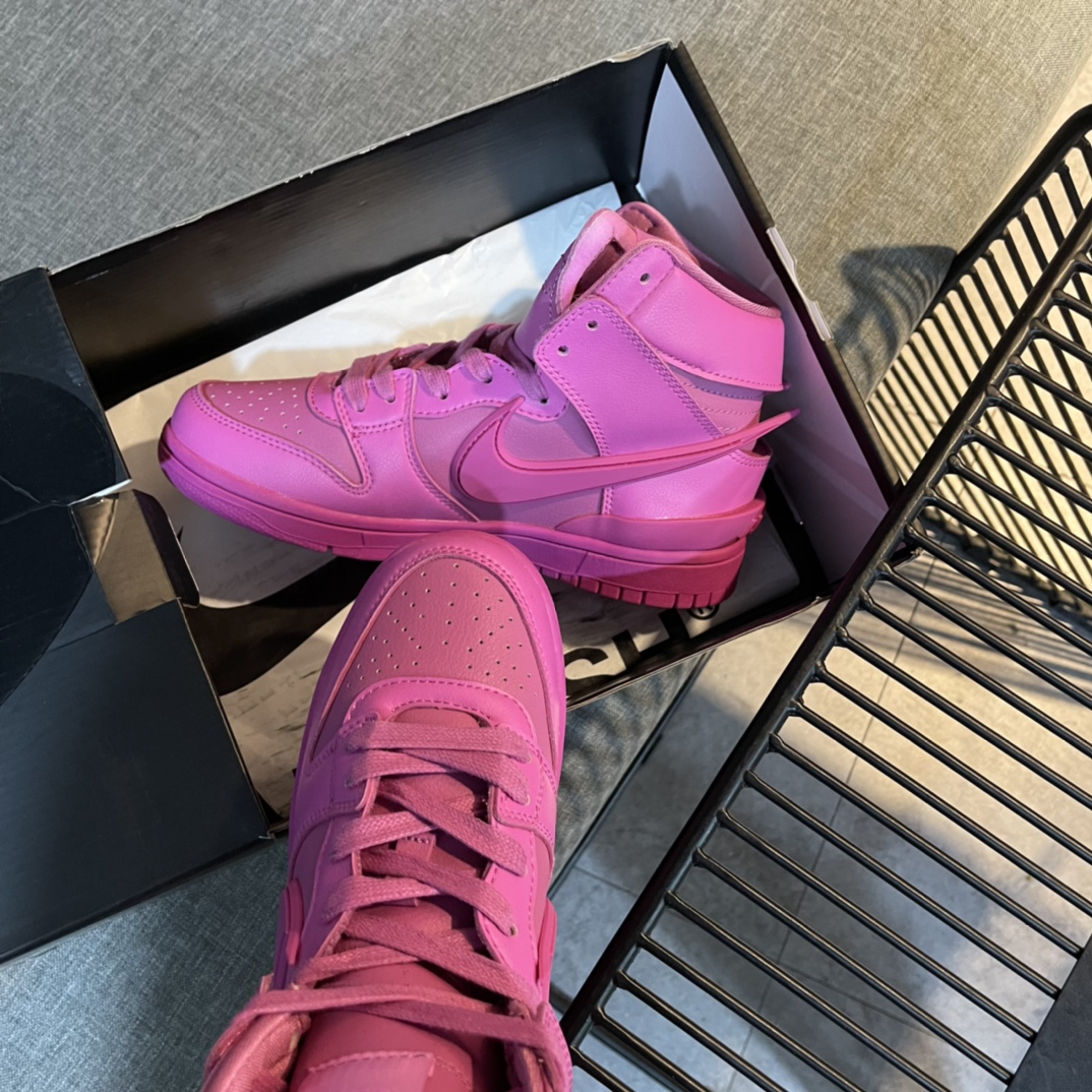 Nike Sneaker Dunk High AMBUSH in Pink