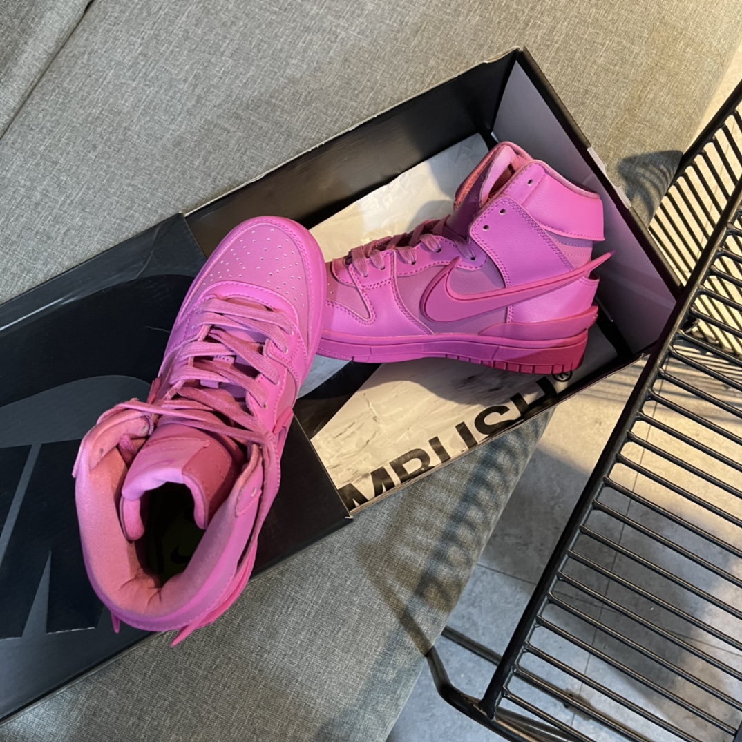 Nike Sneaker Dunk High AMBUSH in Pink