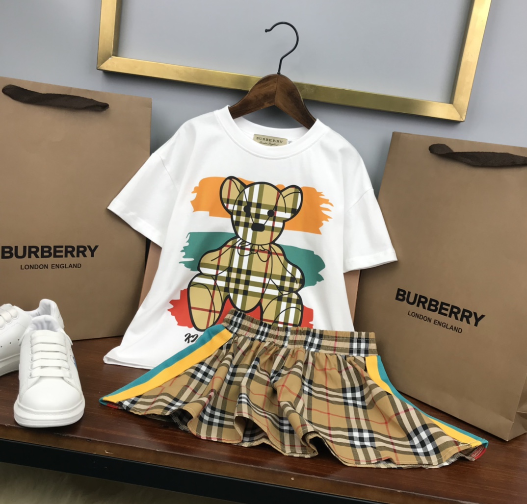 Burberry 2022 T-shirt and Skirt Set