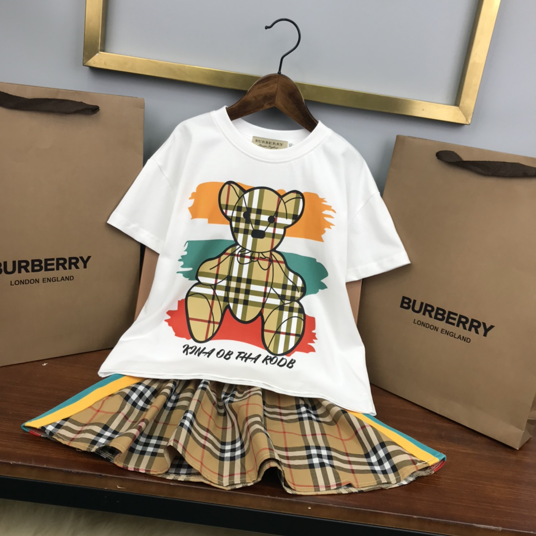 Burberry 2022 T-shirt and Skirt Set