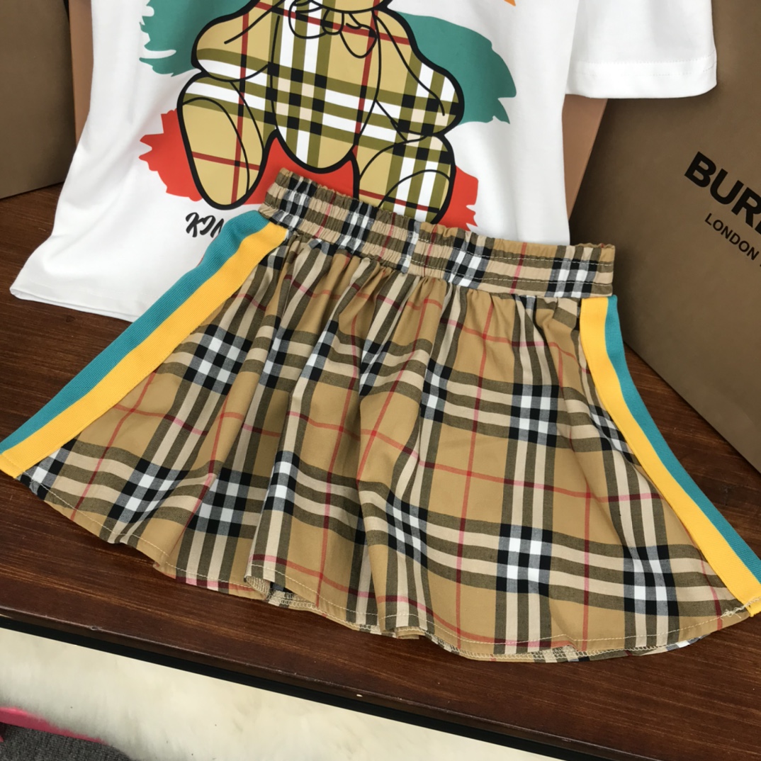 Burberry 2022 T-shirt and Skirt Set