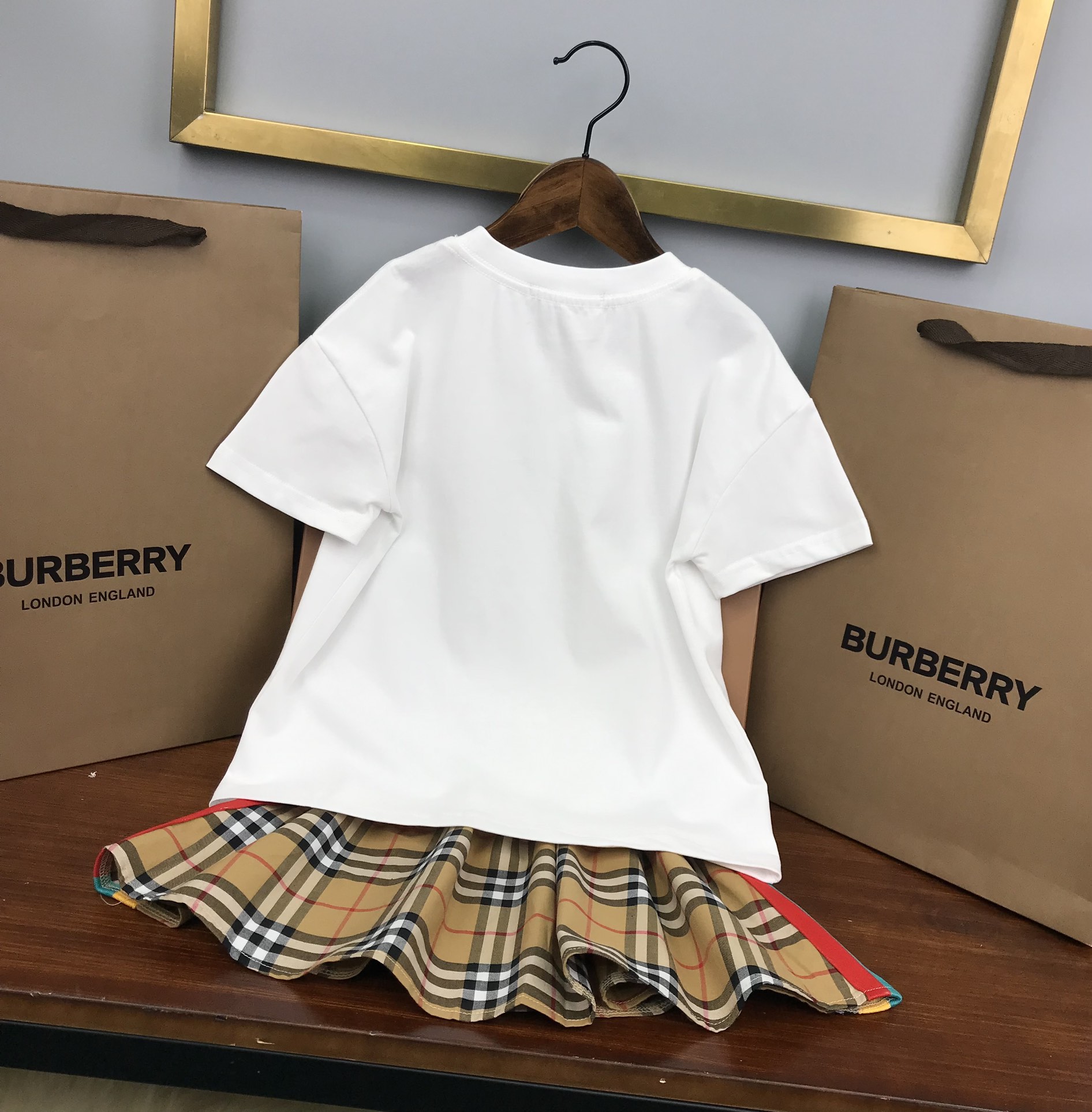 Burberry 2022 T-shirt and Skirt Set