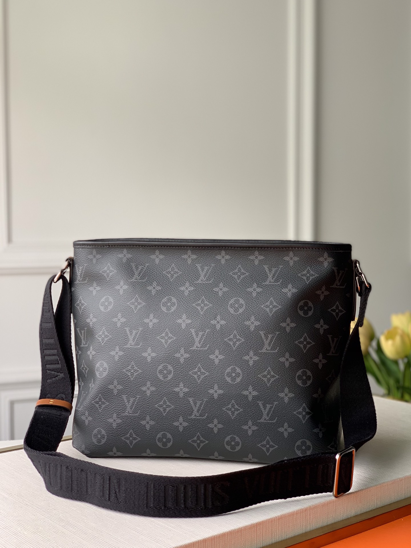 Louis Vuitton Magnetic Handbags 