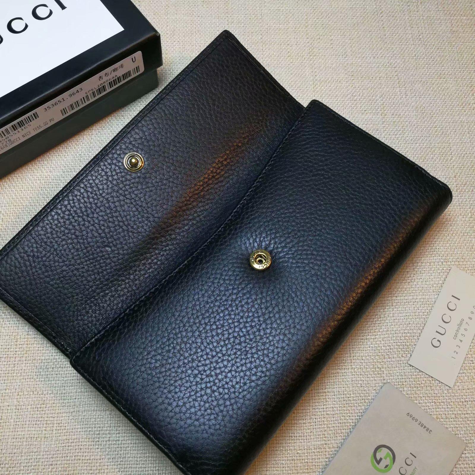 Gucci Perfect Quality black leather wallet with golden metallic lock GC06BM059