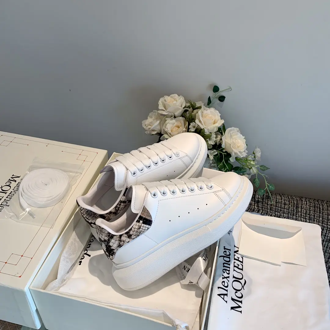 Alexander McQueen Little white shoes in White