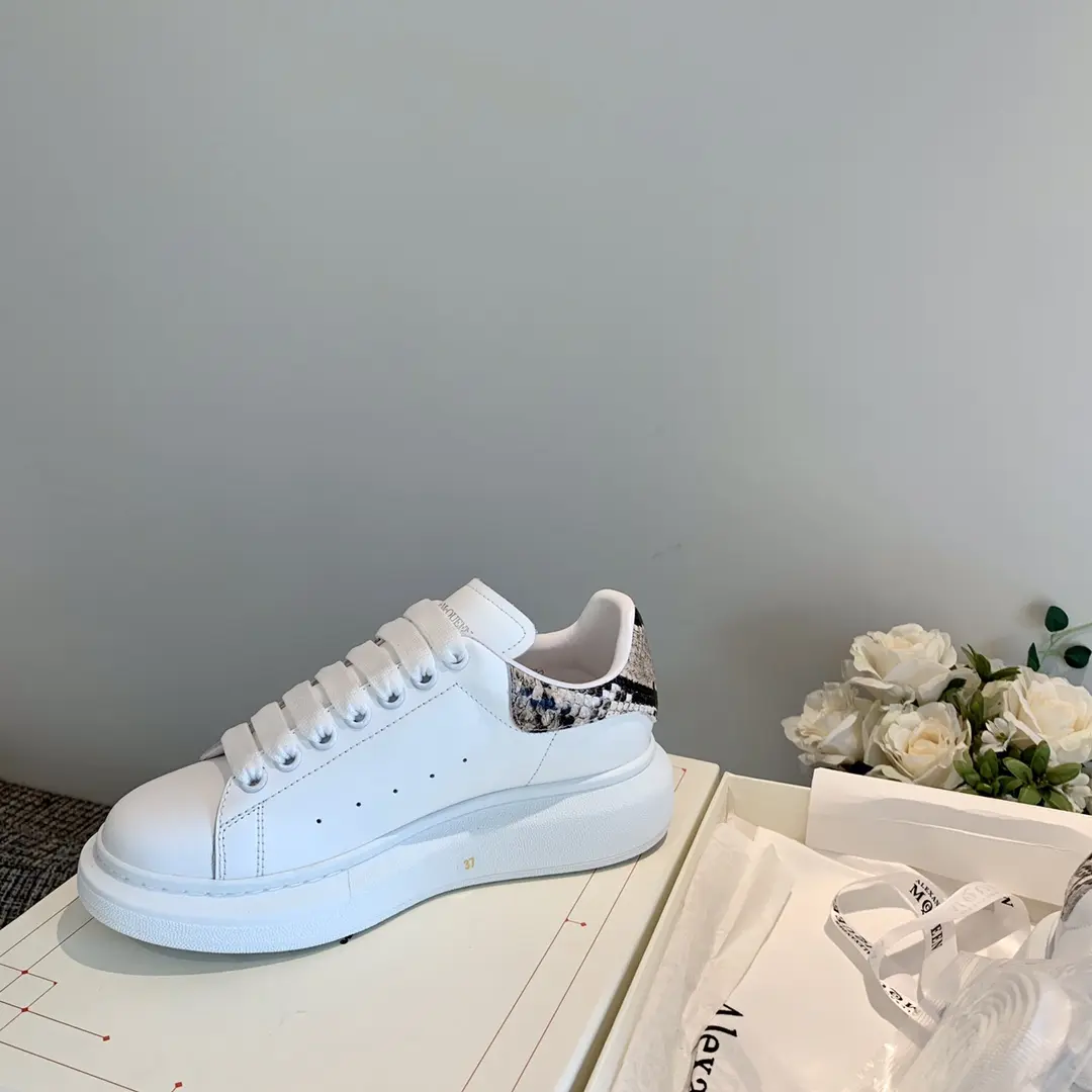 Alexander McQueen Little white shoes in White