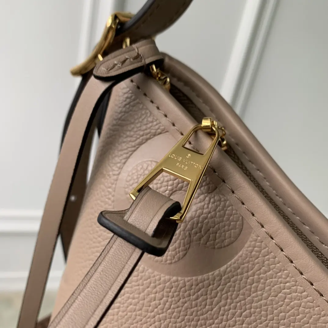 Louis Vuitton 2022 new shoulder bag