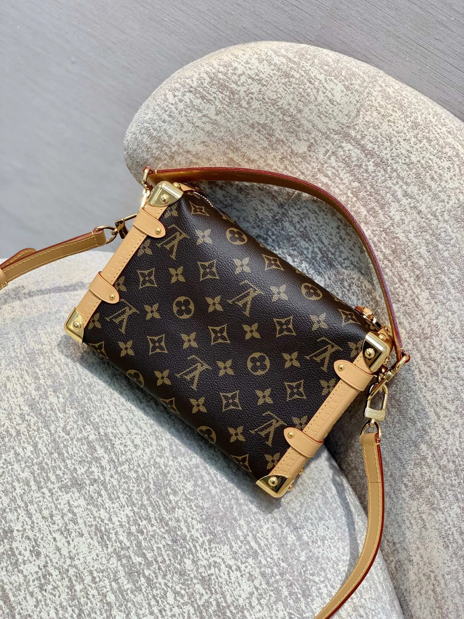 Louis Vuitton 2022 new fashion Handbags M46358