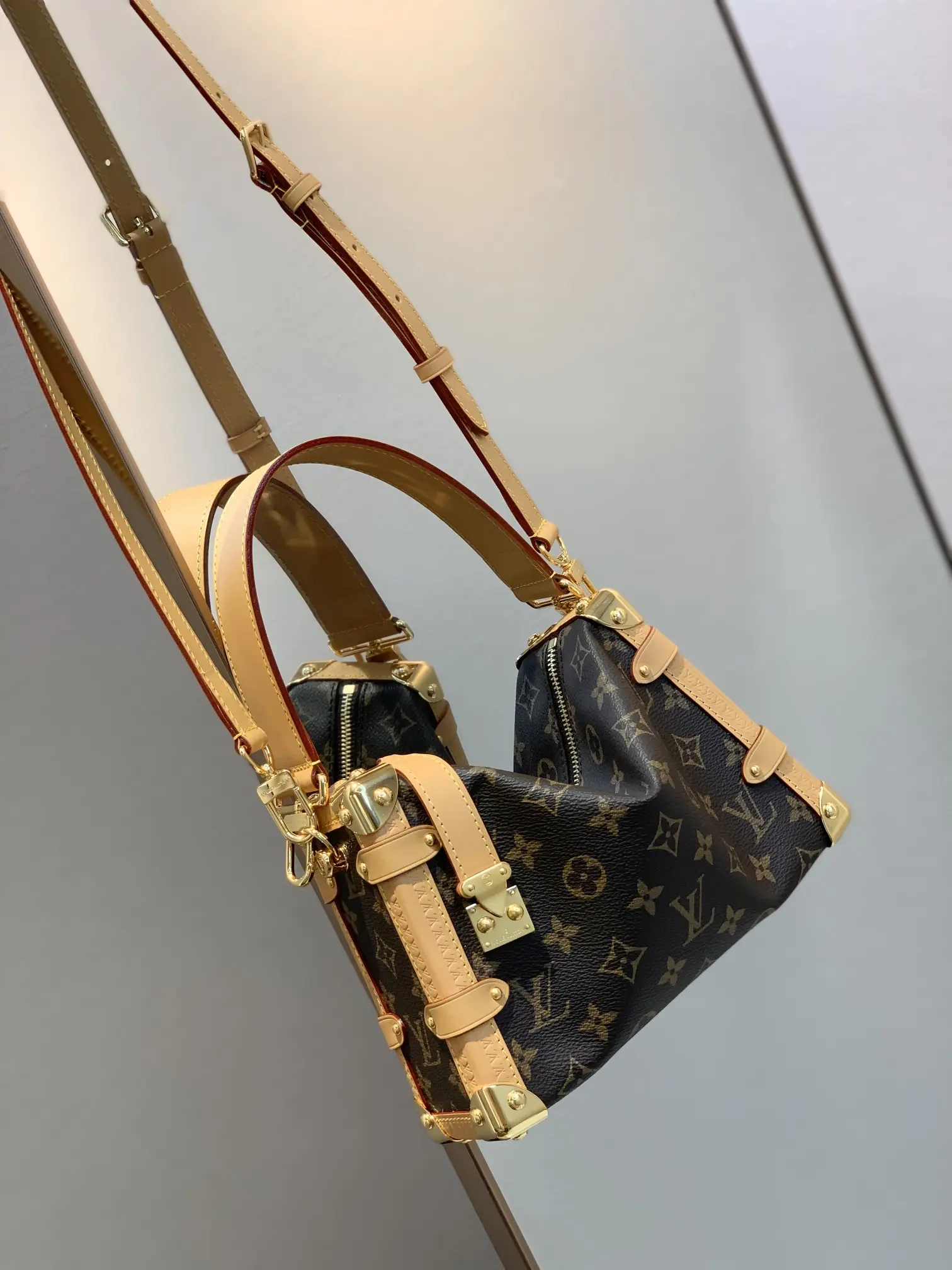 Louis Vuitton 2022 new fashion Handbags M46358