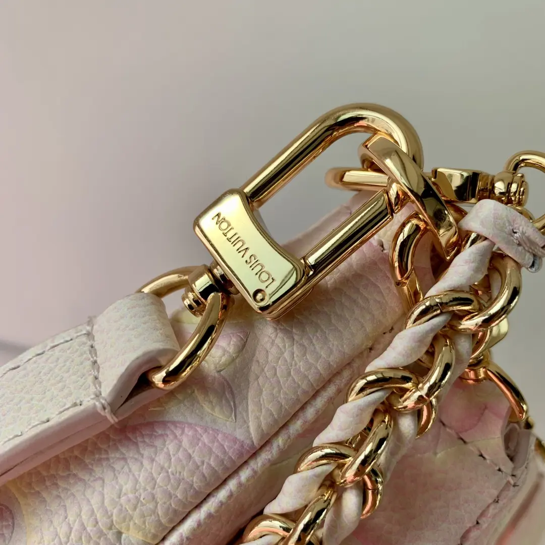 Louis Vuitton 2022 new fashion Handbags M46093