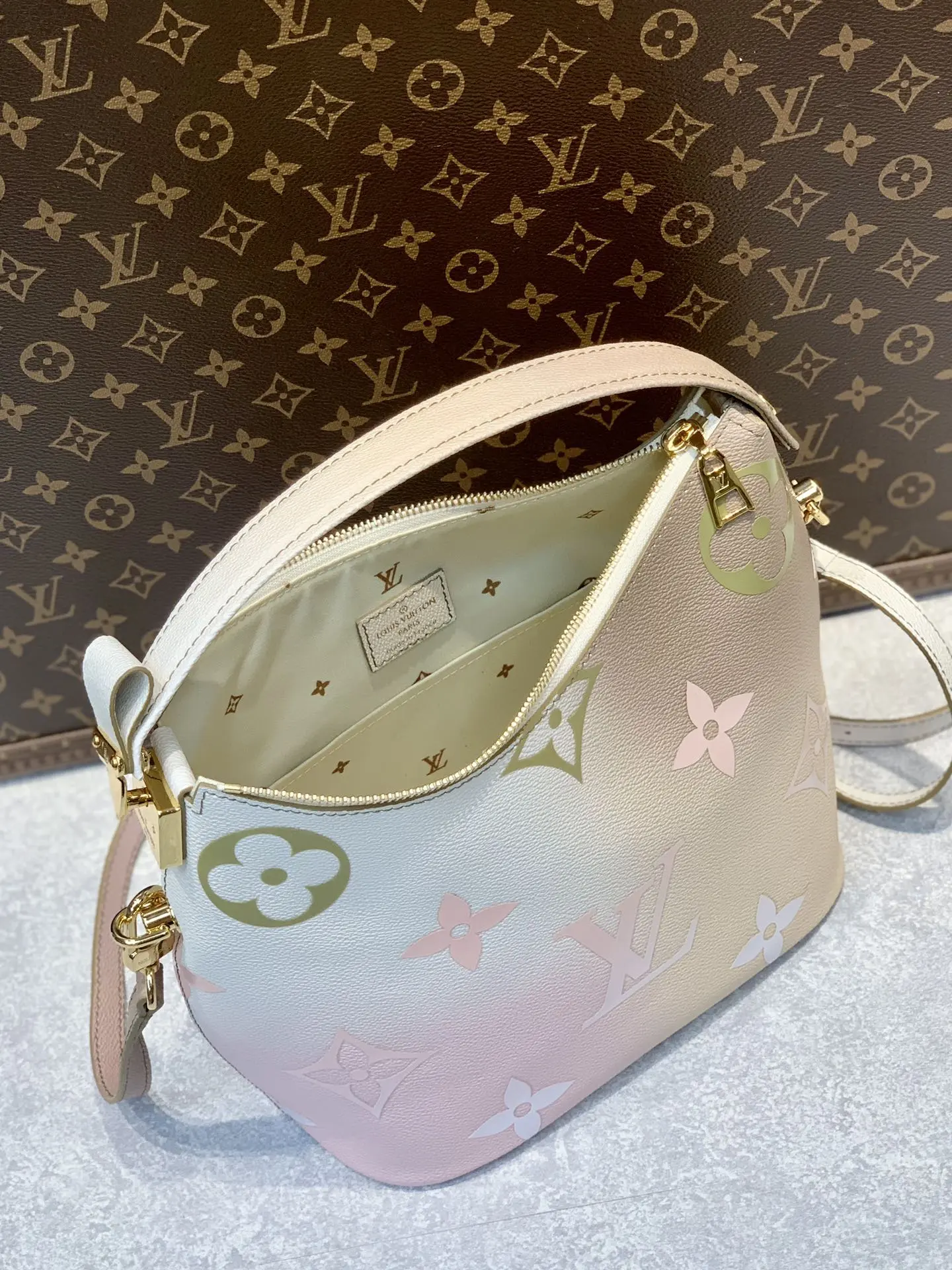 Louis Vuitton 2022 new fashion Handbags M46080