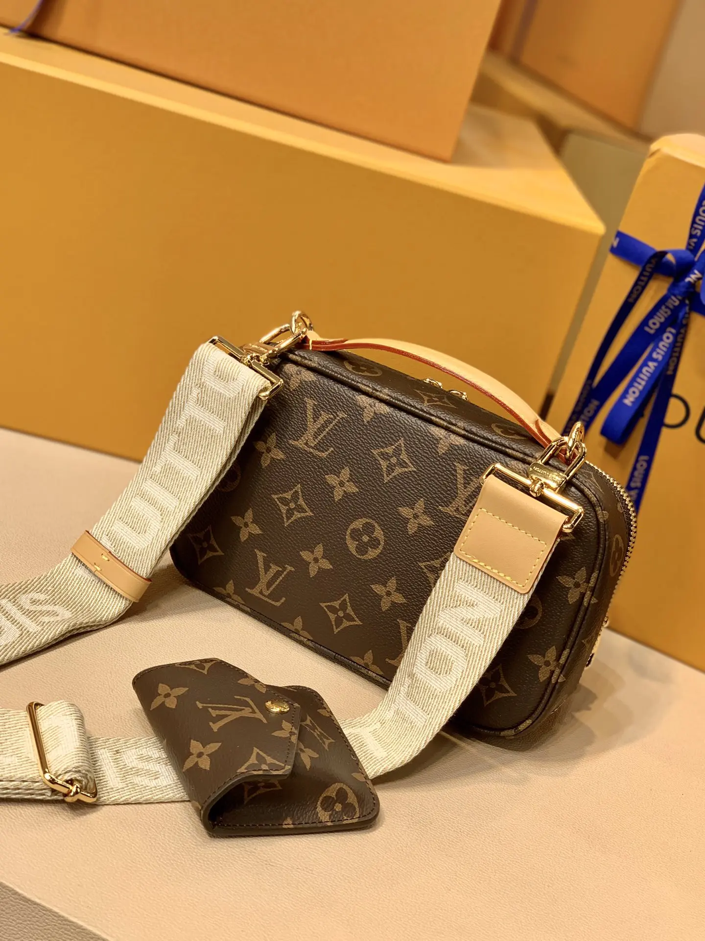 Louis Vuitton  Utility Crossbody Handbags 