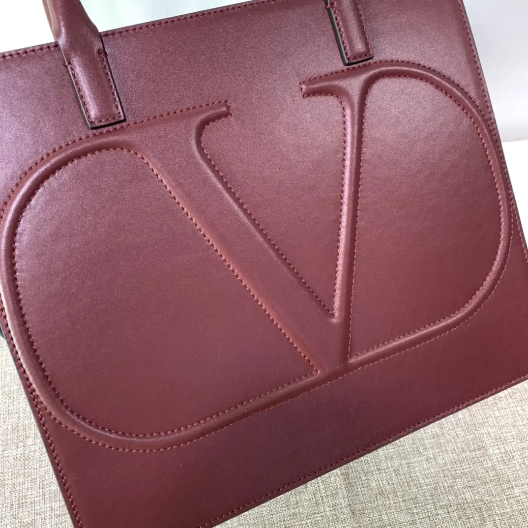  Valen Garavani VLOGO Walk Handbags