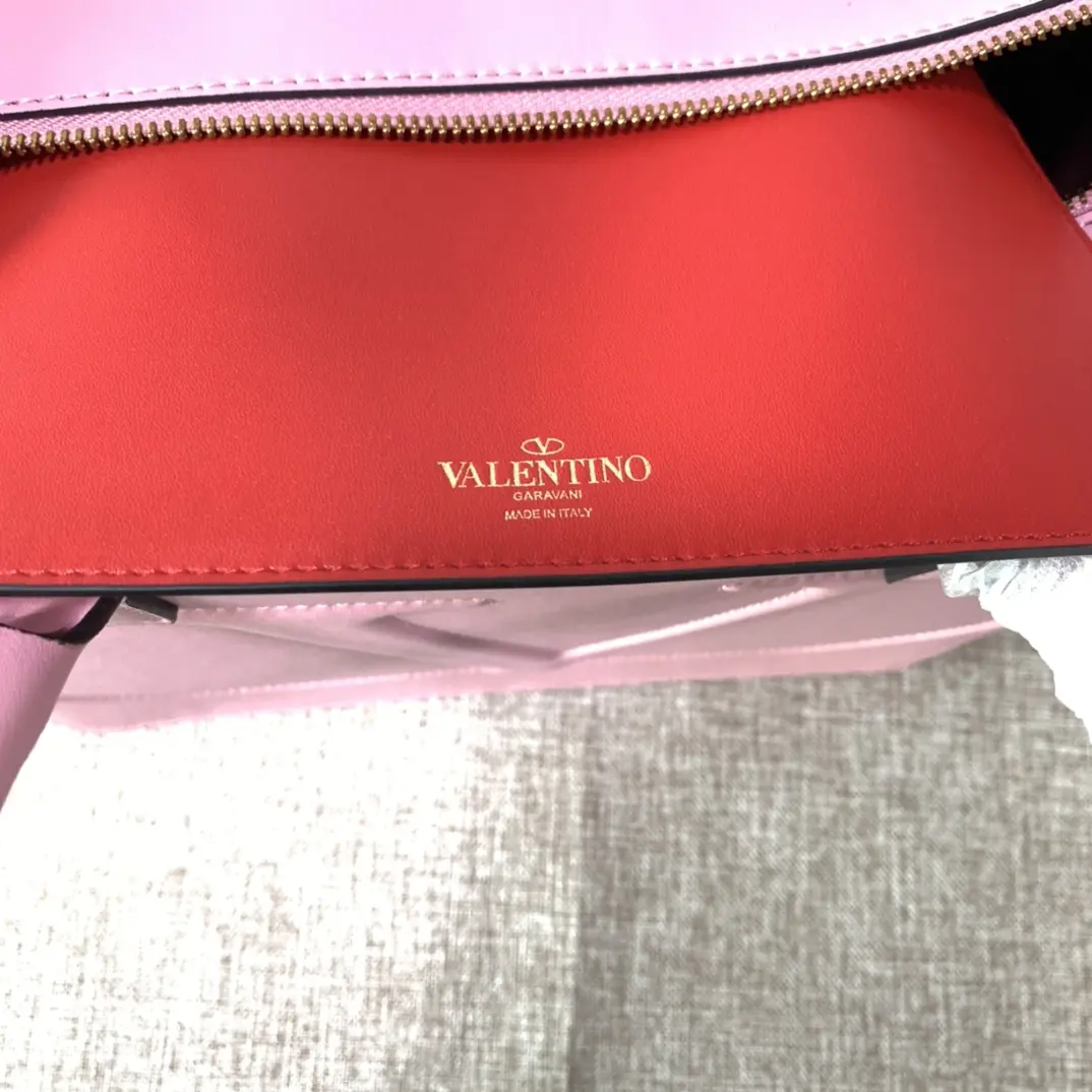  Valen Garavani VLOGO Walk Handbags