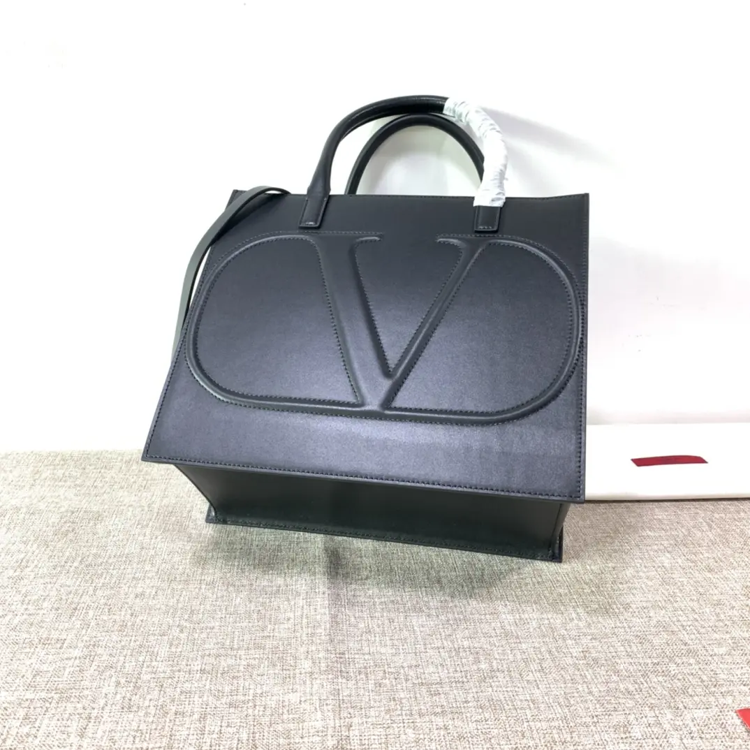  Valen Garavani VLOGO Walk Handbags