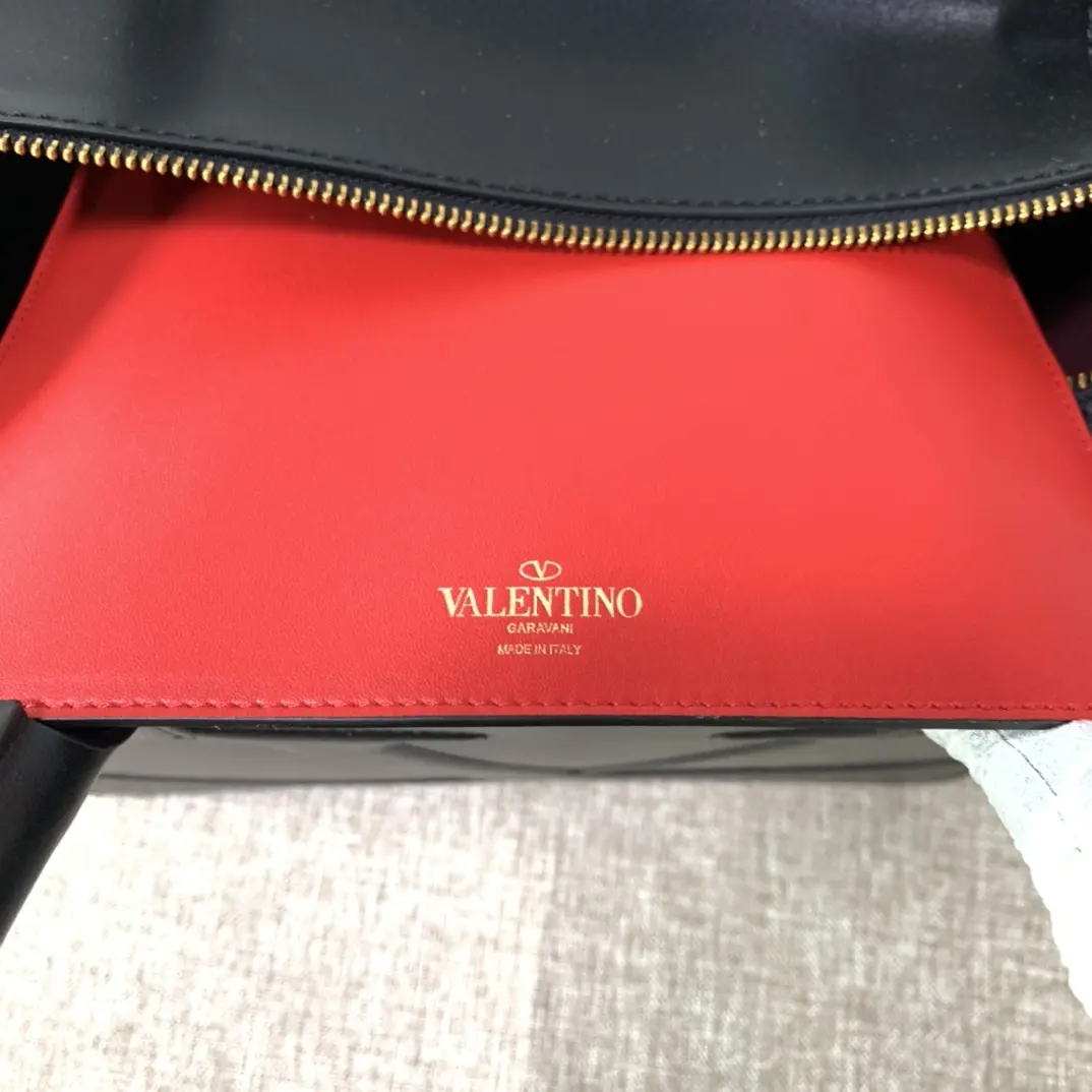  Valen Garavani VLOGO Walk Handbags