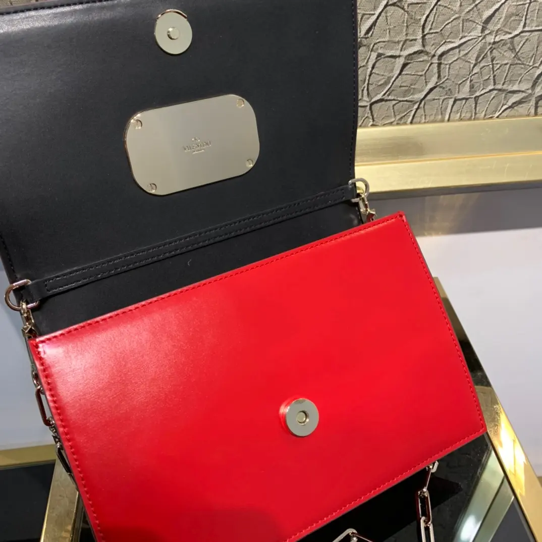  Valen Garavani Vcase Handbags