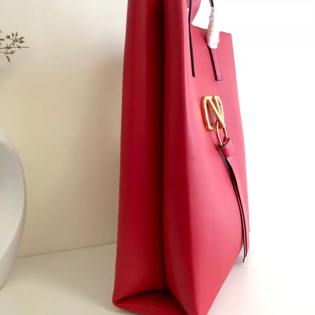  Valen Garavani N/S Vring Handbags