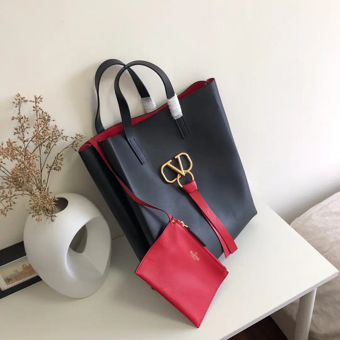  Valen Garavani N/S Vring Handbags