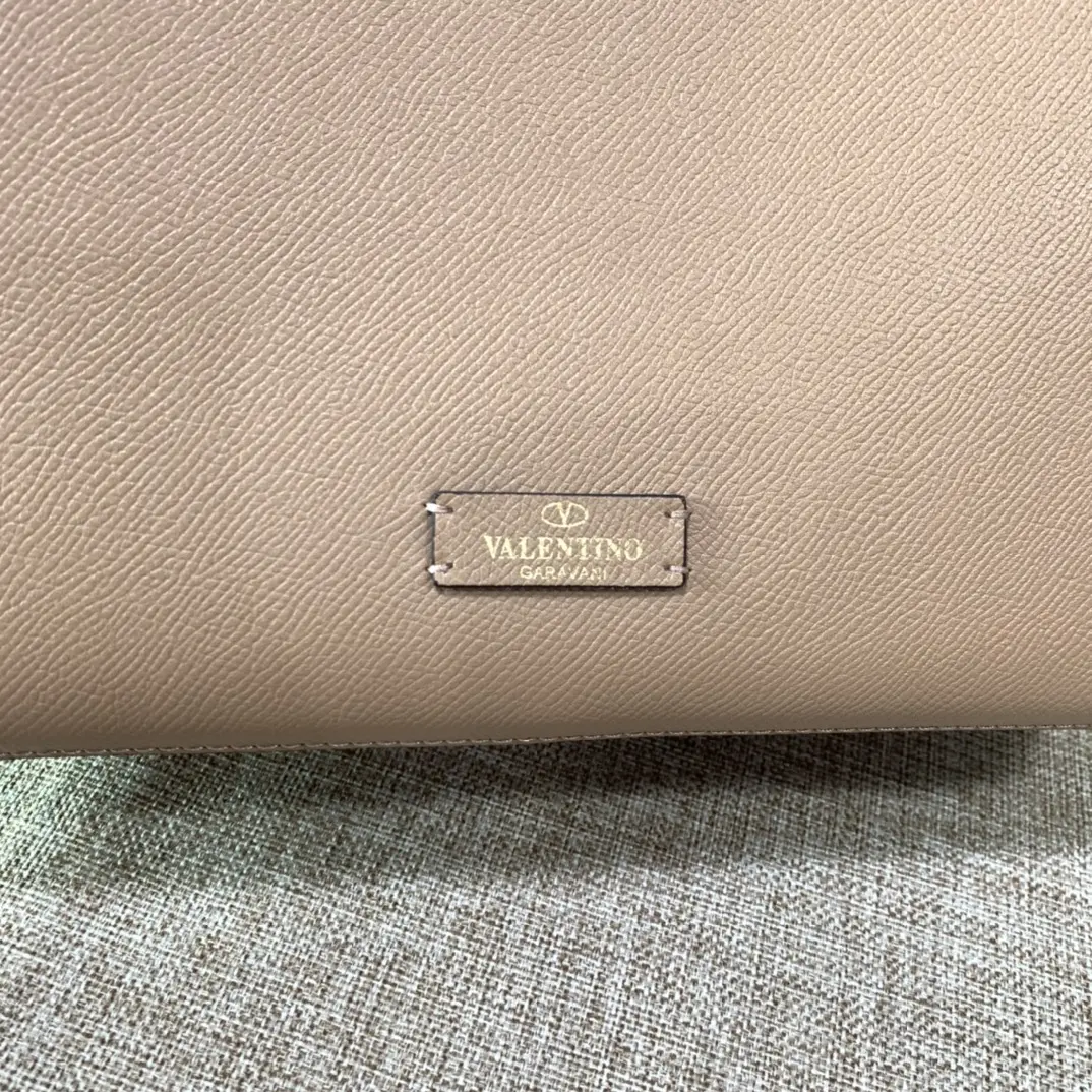  Valen Garavani LOGOValen Handbags