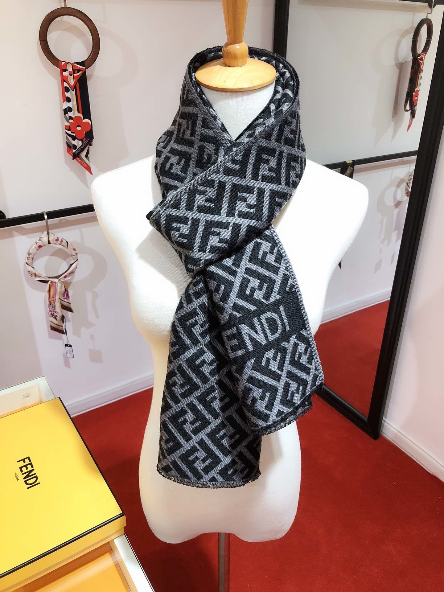 Fendi Luxury Scarf ASS080031