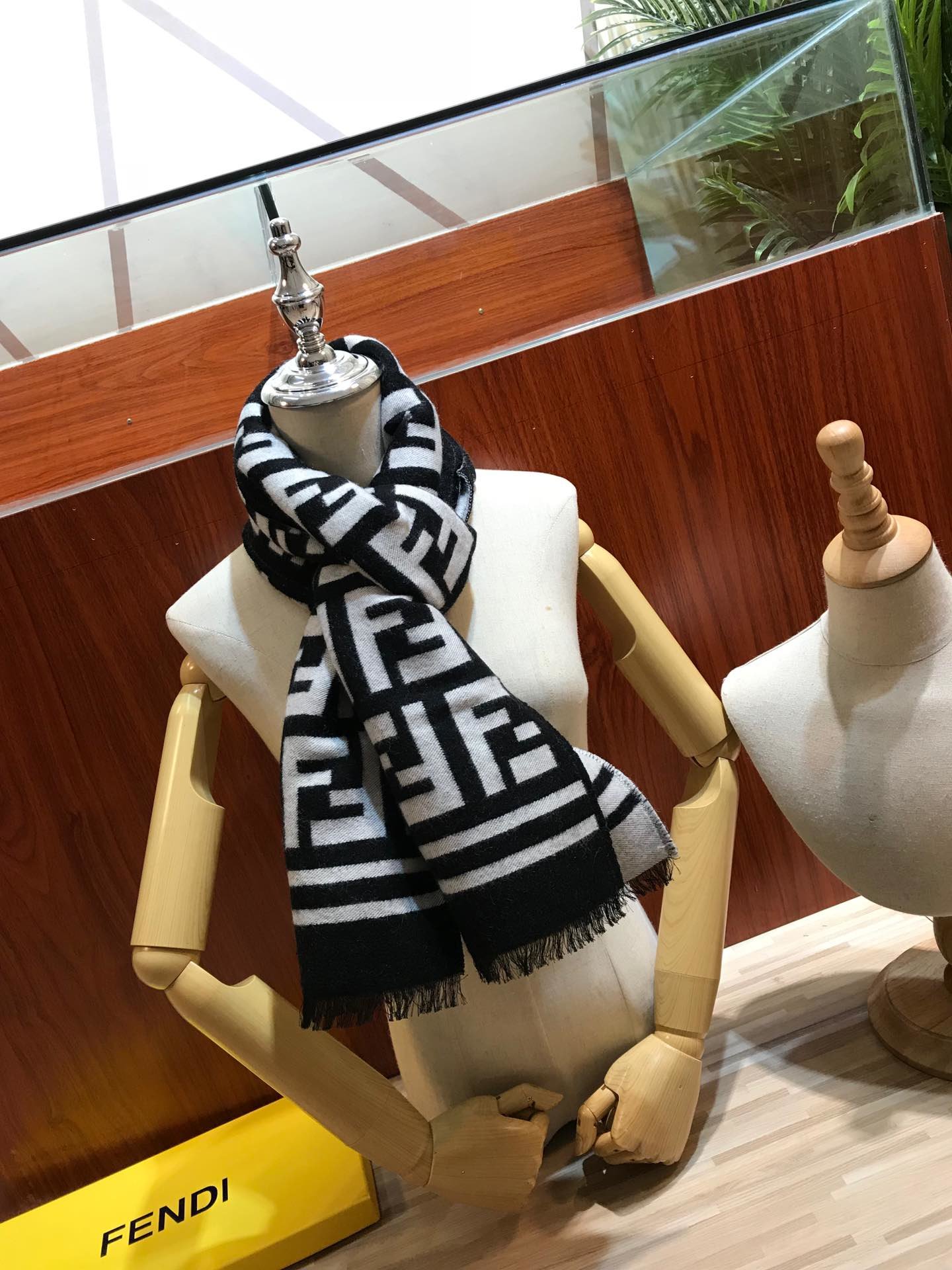 Fendi Luxury Scarf ASS080026