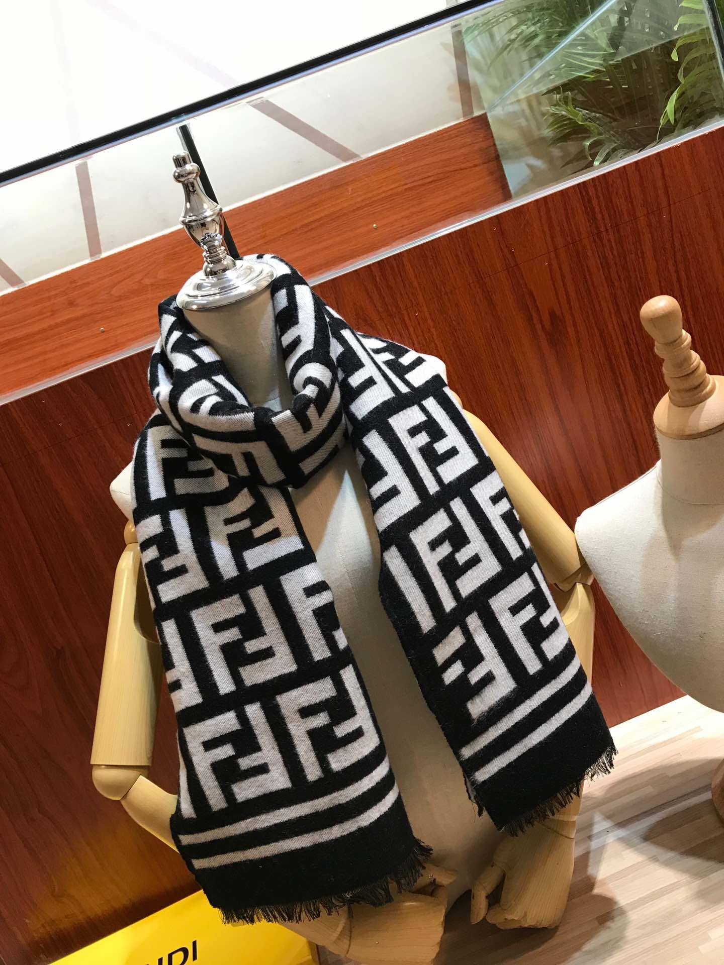 Fendi Luxury Scarf ASS080026