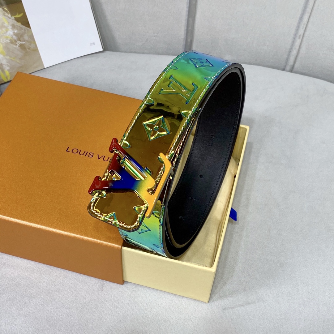 Louis Vuitton Belt in Gold