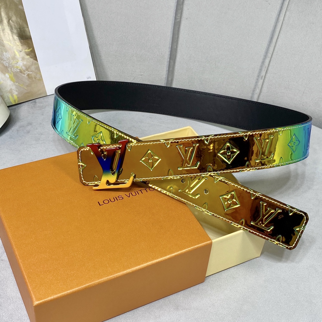 Louis Vuitton Belt in Gold