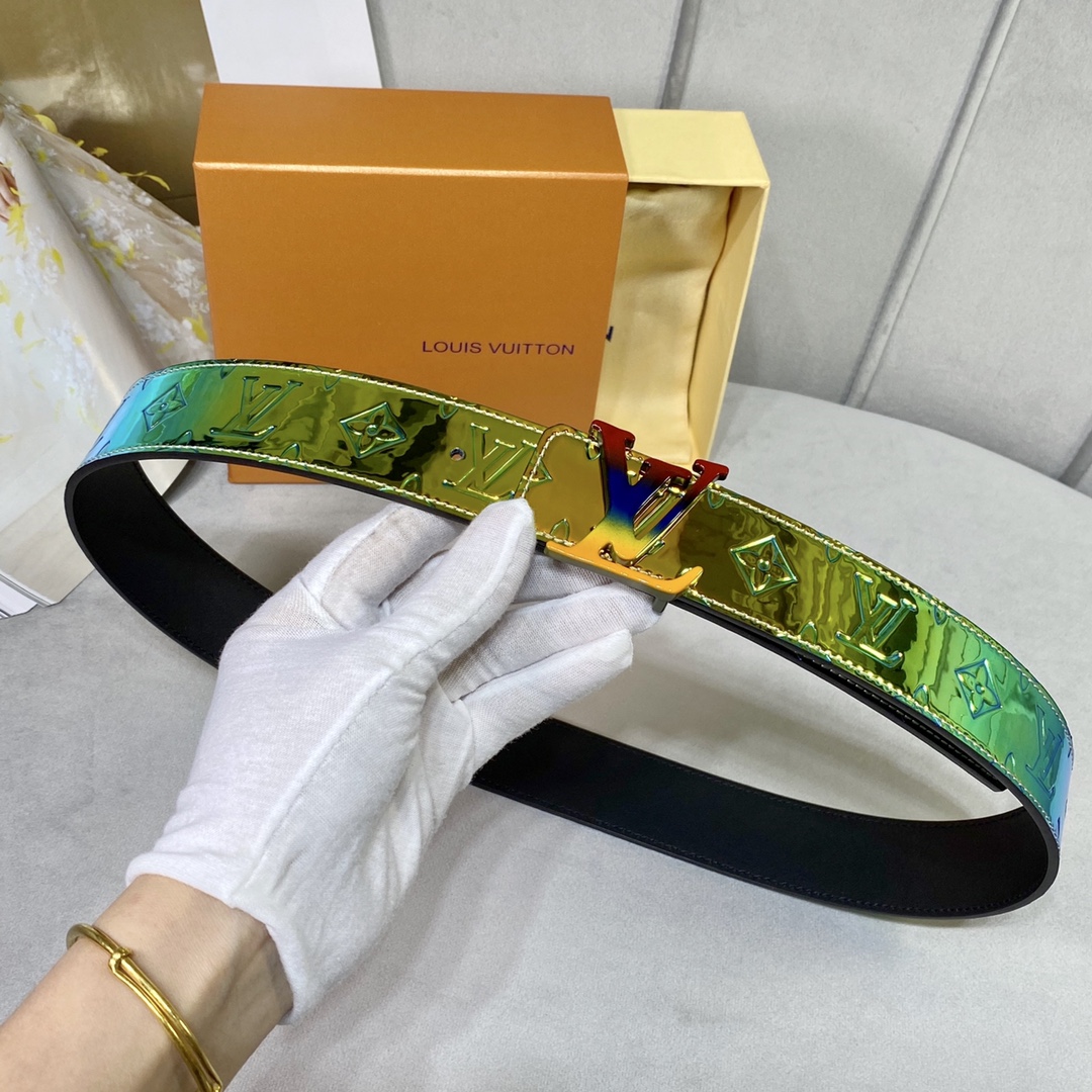 Louis Vuitton Belt in Gold