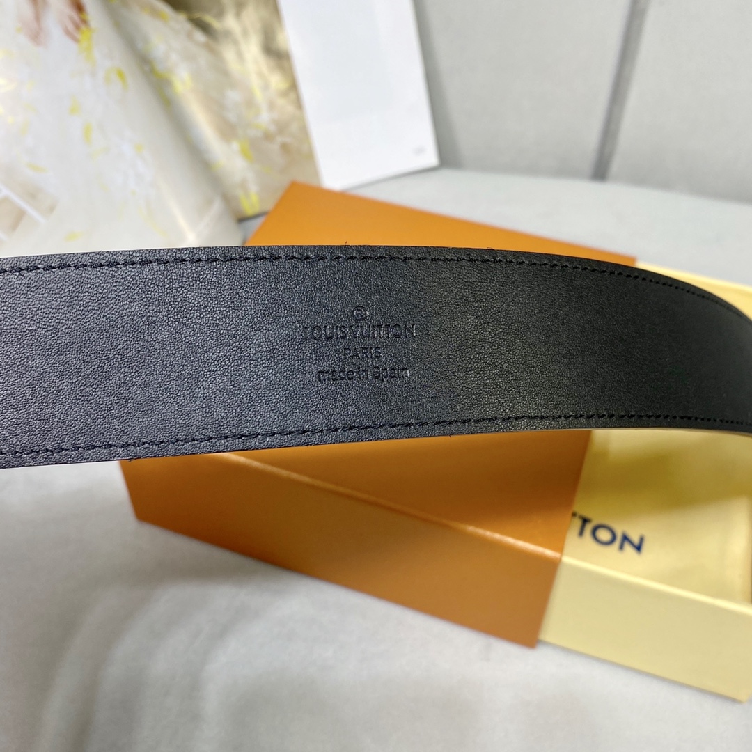 Louis Vuitton Belt in Gold