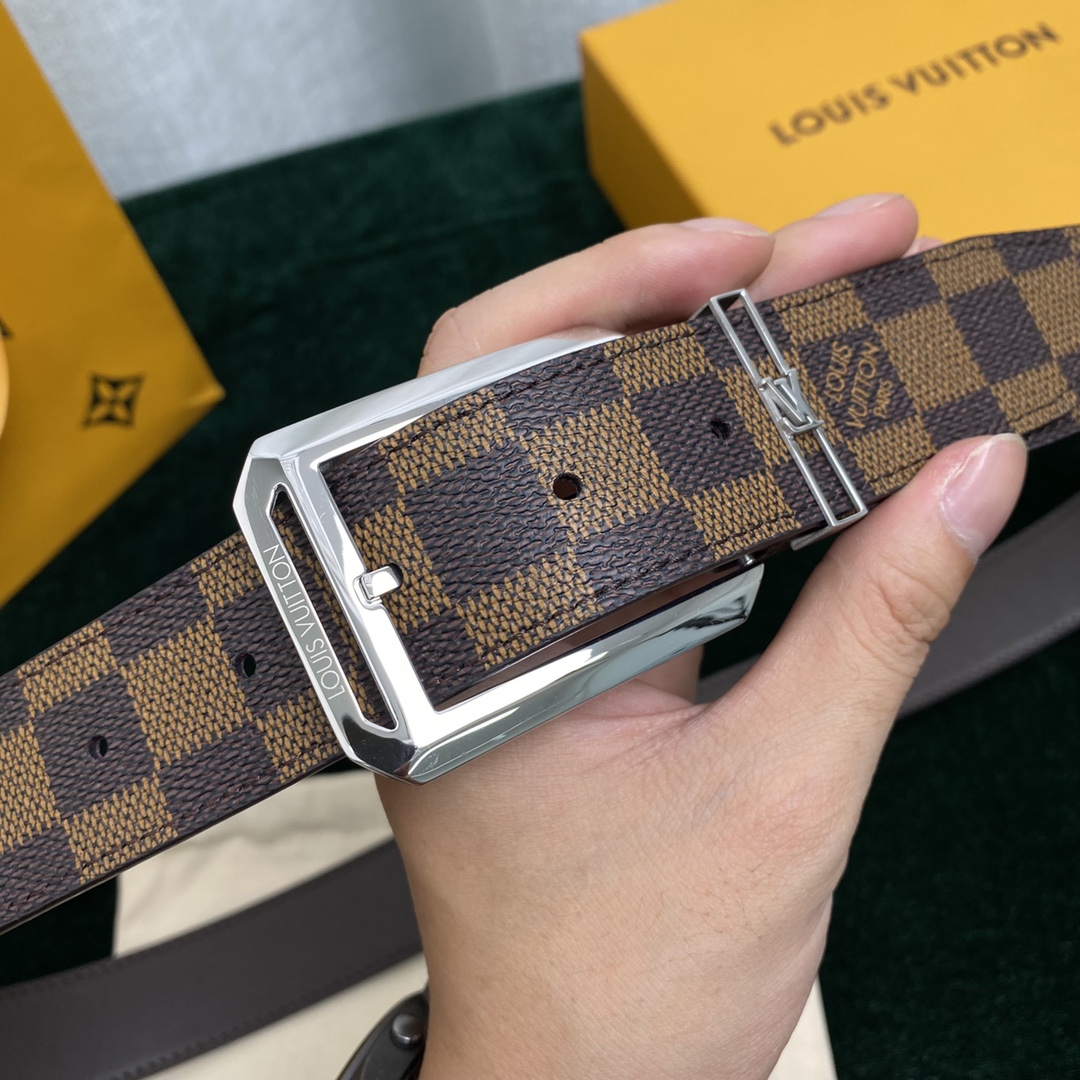 Louis Vuitton Belt in Coffee