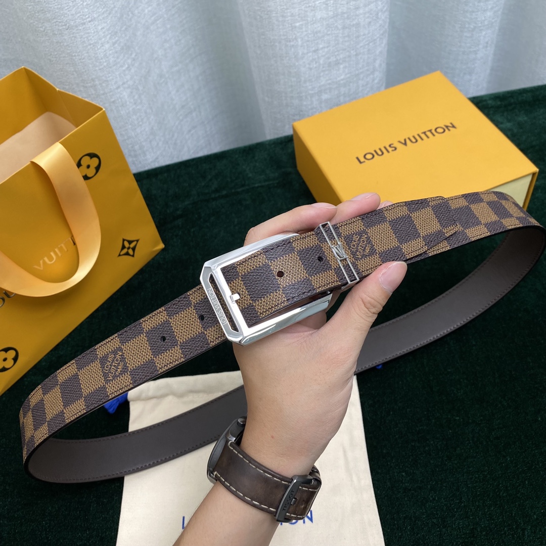 Louis Vuitton Belt in Coffee