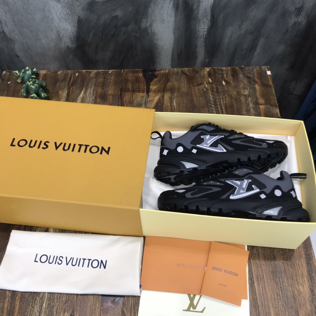 lv Sneaker Runner Tatic in Black