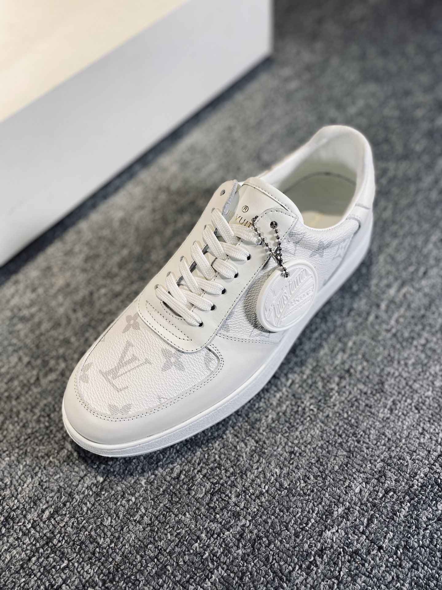 lv Sneaker Rivoli in White